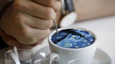 Tangan ajaib Lee bisa memindahkan indahnya lukisan kenamaan Vincent van Gogh, Starry Night, atau karya Edvard Munch, The Scream, ke atas cangkir kopi. (REUTERS/Kim Hong-Ji)
