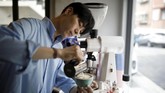 Barista asal Korea Selatan, Lee Kang-bin, memikat para penggemar kopi dengan seni lukisnya di atas cangkir. (REUTERS/Kim Hong-Ji)