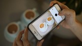 Ribuan fans kopinya rela merogoh kocek yang tidak sedikit hanya untuk mendapatkan secangkir kopi di cafe Lee. (REUTERS/Kim Hong-Ji)