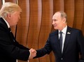 Jabat Tangan Perdana Putin-Trump yang Tampak Akrab