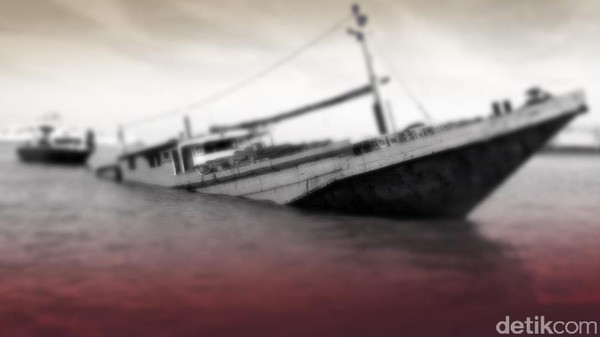 Kapal Tenggelam di Makassar Kapal Tenggelam di Makassar
