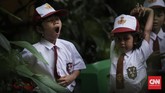 Orang tua bahkan terkadang memberi iming-iming dan mengungkapkan berbagai alasan untuk membujuk mereka mau mandi dan bersiap-siap sekolah. Dari alasan yang membujuk, memohon, sampai menakuti. (CNN Indonesia/ Hesti Rika)
