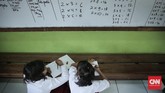 Siswa mengikuti pelajaran pada hari pertama masuk sekolah di SDN Pasar Baru 03 Pagi, Jakarta (10/7). Hari ini para siswa mulai kembali beraktivitas mengikuti pelajaran di sekolah untuk tahun ajaran 2017-2018 usai libur panjang Hari Raya Idul Fitri. (CNN Indonesia/ Hesti Rika)