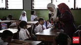 Seorang siswa kelas 1 di SDN Pasar Baru 03 Pagi bahkan ada yang menangis meminta pulang di hari pertama masuk sekolah. (CNN Indonesia/ Hesti Rika)
