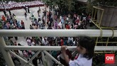 Lapangan sekolah SDN Pasar Baru 03 Pagi dan SDN Pasar Baru 01 Pagi dipadati orang tua siswa yang mengantar sekolah di hari pertama masuk. Mengantar anak adalah salah satu cara orangtua untuk membangun kedekatan. (CNN Indonesia/ Hesti Rika)