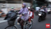 Hari ini, seluruh siswa sekolah dasar memang mulai kembali bersekolah setelah libur selama sebulan lebih. Ada di antara mereka yang menjalani hari pertama di bangku kelas satu. (CNN Indonesia/ Hesti Rika)