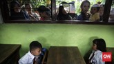 Keriuhan mengantar anak di hari pertama sekolah membuat banyak pekerja memilih cuti atau mengambil libur. Tak heran, kemacetan pun terjadi terutama di kota-kota besar seperti Jakarta. (CNN Indonesia/ Hesti Rika)