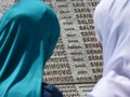 Perempuan Bosnia Tolak Hadiah Nobel Sastrawan Peter Handke