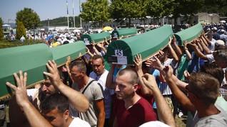 Ribuan Orang Napak Tilas Peringati Pembantaian Srebrenica