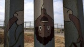 Kebanyakan yang membuat mural di tembok perbatasan AS-Meksiko merupakan buatan warga sekitar tembok. Tercatat sudah ada dua ribu orang membuat mural di sepanjang perbatasan tersebut. (AFP PHOTO / GUILLERMO ARIAS)