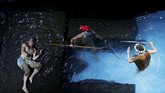 Unifaun, penampil Metamorphoses menyuguhkan itu semua dengan cara tidak konvensional. Seluruh panggung dijadikan kolam renang besar. Pentas itu disutradarai Stephen Oliver dan Dominic Said, serta menampilkan beberapa seniman panggung terkenal dengan wajah akrab. (REUTERS/Darrin Zammit Lupi)