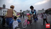 Masyarakat, terutama anak-anak, mengerubungi boneka dengan antusias. Mereka ikut bermain dan berfoto bersama di kawasan Kota Tua yang memang jadi destinasi wisata. (CNN Indonesia/Hesti Rika)