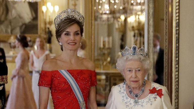 Foto Ratu  Letizia dari Spanyol Anggun Bergaun Merah Temui 