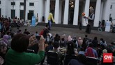 Di Bali bahkan mereka menampilkan pertunjukan yang berbeda karena bekerja sama dengan teater boneka Yaya Putra Sedana dan tarian topeng Bali. Mereka pun menampilkan perpaduan boneka raksasa dengan barong Bali. (CNN Indonesia/Hesti Rika)
