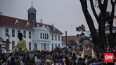 Teater jalanan unik yang mereka tampilkan telah berpartisipasi dalam berbagai festival di Perancis maupun negara-negara lain sejak sanggarnya dibentuk pada 1998 di Paris. (CNN Indonesia/Hesti Rika)