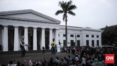 Sanggar itu kebetulan tengah mengunjungi Indonesia. Boneka-boneka setinggi empat meter dengan tema olahraga menghibur masyarakat di Museum Keramik Kawasan Wisata Kota Tua Jakarta, Kamis (13/7). (CNN Indonesia/Hesti Rika)