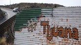 Mural yang tersebar di tembok perbatasan AS-Meksiko sebagian besar terletak di antara Tijuana, Meksiko, dan San Diego, Amerika Serikat. (AFP PHOTO / GUILLERMO ARIAS)