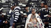 McGregor yang sempat tak mengacuhkan aksi Mayweather Jr. lantas berteriak, uang uang dihamburkan calon lawannya itu palsu. Padahal, itu merupakan uang asli. (Noah K. Murray-USA TODAY Sports TPX IMAGES OF THE DAY)