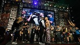 Floyd Mayweather dan Conor McGregor kembali berhadap-hadapan pada konferensi pers di Brooklyn, New York, Amerika Serikat. (Noah K. Murray-USA TODAY Sports)