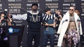 Floyd Mayweather Jr. langsung pamer diri ke penonton di Brooklyn, New York, Kamis (13/7) waktu setempat. (Noah K. Murray-USA TODAY Sports)