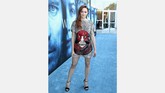 Sophie Turner 'Sansa Stark' tampil santai dengan kaos glitter longgar dengan motif besar di bagian depan. Penampilan tak biasanya ini seolah menonjolkan karakter asli dari aktris yang perkembangan perannya menjadi yang selalu ditunggu di seri Game of Thrones. (Neilson Barnard/Getty Images/AFP)