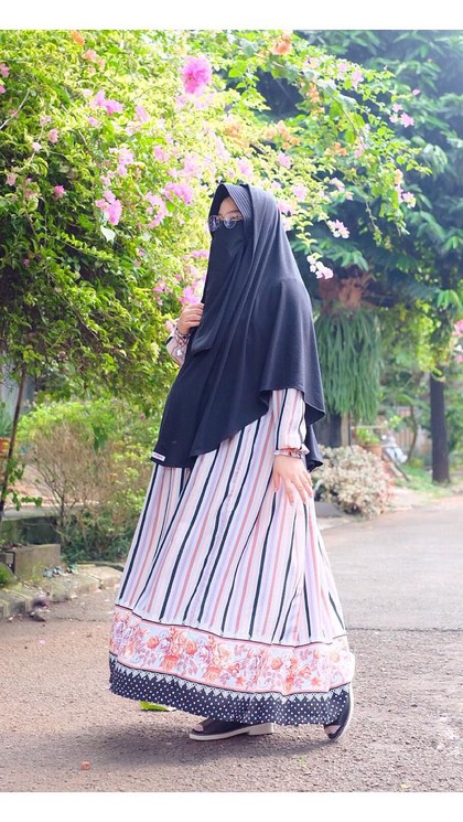 Foto 10 Gaya Hijab Colorful Aktris Ressa Rere Yang Bercadar