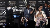 Floyd Mayweather Jr. langsung melempar lembaran uang kertas pecahan US$ 1 ke depan Conor McGregor. (Noah K. Murray-USA TODAY Sports)