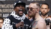 Giliran Floyd Mayweather Jr. yang membalas ejekan Conor Mcgregor dengan cemoohan pada hari ketiga konferensi pers di Brooklyn, New York. (Noah K. Murray-USA TODAY Sports)