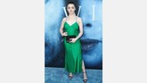 Pemeran Arya Stark, Maisie Williams memilih mengenakan gaun hijau terang menyala tanpa lengan saat hadir di premier serial HBO