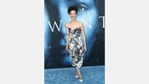 Nathalie Emmanuel mengenakan gaun Vivienne Westwood yang penuh dengan grafis novel dan membuatnya cukup mencolok dengan motif pada keseluruhan gaun. (Frederick M. Brown/Getty Images/AFP)