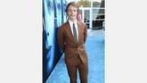 Alfie Allen, pemeran Theon Greyjoy memilih jas cognac dan dasi polka dot untuk tampil beda di karpet biru. (Neilson Barnard/Getty Images/AFP)