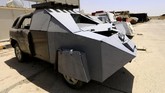 Sementara, bom mobil atau vehicle-borne improvised explosive device (VBIED) merupakan kendaraan rakitan yang ditanami peledak. Umumnya diselubungi logam sehingga tahan peluru. (REUTERS/Thaier Al-Sudani)