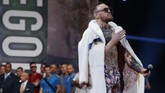 Conor McGregor kembali memprovokasi Floyd Mayweather Jr pada acara konferensi persi hari ketiga di Brooklyn, New York, Kamis (13/7) waktu setempat. (Noah K. Murray-USA TODAY Sports)