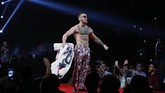 Conor McGregor pamer tato-tatonya di tengah para penonton pada konferensi pers hari ketika di Brooklyn, New York, Kamis (13/7). (Noah K. Murray-USA TODAY Sports)