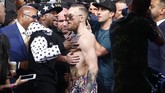 Perang urat saraf di antara, Mayweather dan McGregor, terus memanas memasuki hari ketiga konferensi pers di beberapa kota di Amerika Serikat. (Noah K. Murray-USA TODAY Sports)