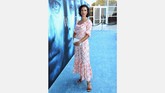 Sosok dibalik karakter Ellaria Sand, Indira Varma hadir dengan pilihan busana kombinasi merah dan putih pada gaun frock yang ia kenakan saat melenggang di karpet biru Game Of Thrones. (Neilson Barnard/Getty Images/AFP)