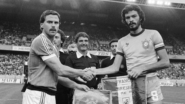 Pesepakbola Terpintar dalam Sejarah: Socrates!