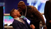 Konferensi pers keempat di Wembley Arena justru dihantam isu tidak sedap setelah Floyd Mayweather Jr. menuduh Conor McGregor melakukan tindakan rasial. (Action Images via Reuters/Paul Childs)