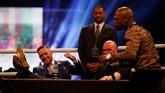 Usai konferensi pers di Wembley Arena, Floyd Mayweather Jr. menuduh Conor McGregor tidak menghormati ibu dan putrinya serta benci orang kulit hitam. (Action Images via Reuters/Paul Childs)