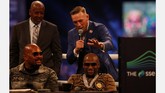 Salah satu momen lucu di konferensi keempat ini adalah ketika Conor McGregor memegang kepala Floyd Mayweather Jr. (Action Images via Reuters/Paul Childs)
