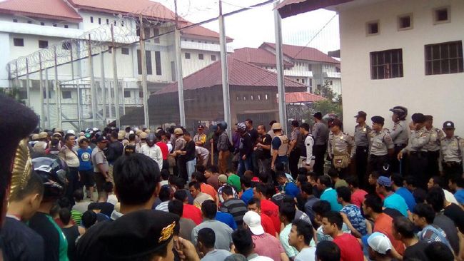 Kericuhan Warnai Pemindahan Tahanan Rutan Pekanbaru