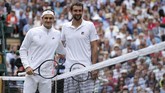 Roger Federer mengalahkan Marin Cilic pada final Wimbledon 2017 yang berlangsung All England Club, London, Minggu (16/7), dengan tiga set langsung 6-3,, 6-1, dan 6-4. (REUTERS/Andrew Couldridge)