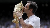 Roger Federer yang sudah mengoleksi 19 gelar Grand Slam mencetak sejarah sebagai petenis pertama yang mampu merebut gelar gelar Wimbledon. (REUTERS/Andrew Couldridge)