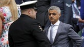 Wali Kota London Sadiq Khan telrihat di royal box sebelum laga final. Sejumlah politikus Inggris juga terlihat hadir menyaksikan laga final. (REUTERS/Andrew Couldridge)