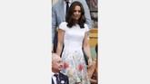 Duchess of Cambridge Kate Middleton menjadi salah satu tamu kehormatan di laga final. Middleton terlihat anggun menggunakan gaun putih yang menjadi ciri khas turnamen Wimbledon. (REUTERS/Andrew Couldridge)