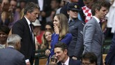 Aktor kawakan Inggris, Hugh Grant (kiri), terlihat berbicara dengan istri Eddie Redmayne, Hannah Redmayne, sebelum final Roger Federer melawan Marin Cilic. (REUTERS/Daniel Leal-Olivas/Pool)