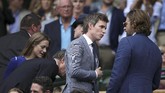 Sejumlah nama tenar menyaksikan langsung pertandingan final. Terlihat aktor Eddie Redmayne (kedua dari kiri) berbincang dengan Bradley Cooper sebelum laga final berlangsung. (REUTERS/Daniel Leal-Olivas/Pool)