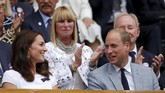 Pangeran William dan Kate Middleton tersenyum ketika mendapat sambutan tepuk tangan dari penonton jelang laga final Wimbledon 2017. (REUTERS/Andrew Couldridge)