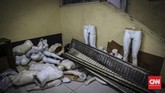 Manekin yang usang ditinggalkan pedagang. Penjualan yang tak pasti dan turunnya pembeli, menjadi keputusan beberapa pedagang meninggalkan Mal Blok M. (CNNIndonesia/Safir Makki)