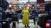 Ibu Warniati (52) sudah 32 tahun bekerja sebagai penjaga toko pakaian. Sejak 1997, ia dipercaya mengontrol dan menjaga toko Win Win Jeans Center di Mal Blok M. Ia bercerita, dua tahun belakangan ini penjualan jeans dan kaos mulai merosot. (CNNIndonesia/Safir Makki)